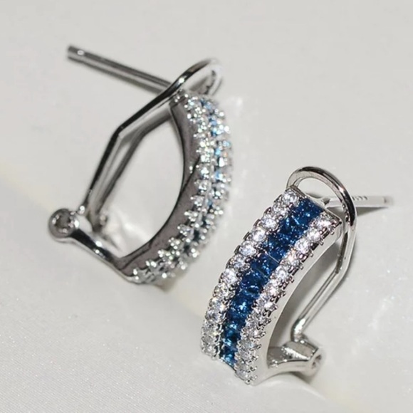 ¥ 18K WHITE GOLD BLUE WHITE DIAMOND OMEGA STUDS - Picture 4 of 4